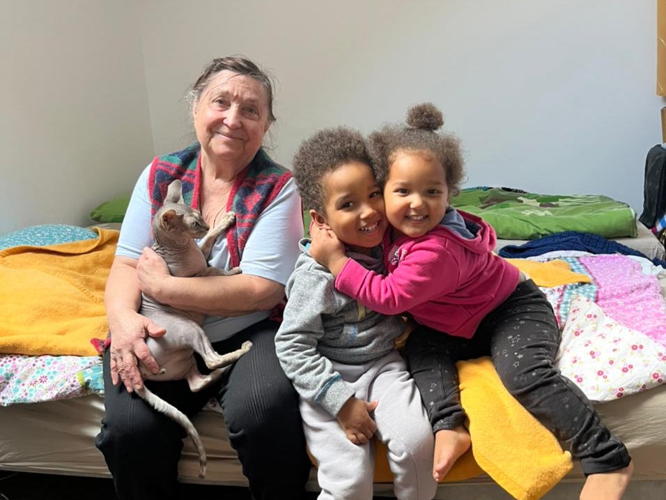 Padres critican programa de visas del Reino Unido, separados de sus hijos por semanas