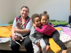 Padres critican programa de visas del Reino Unido, separados de sus hijos por semanas