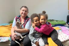 Padres critican programa de visas del Reino Unido, separados de sus hijos por semanas