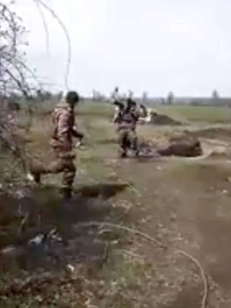Un soldado ucraniano corre al lado de su compañero después de haber derribado con éxito un dron ruso entre vítores