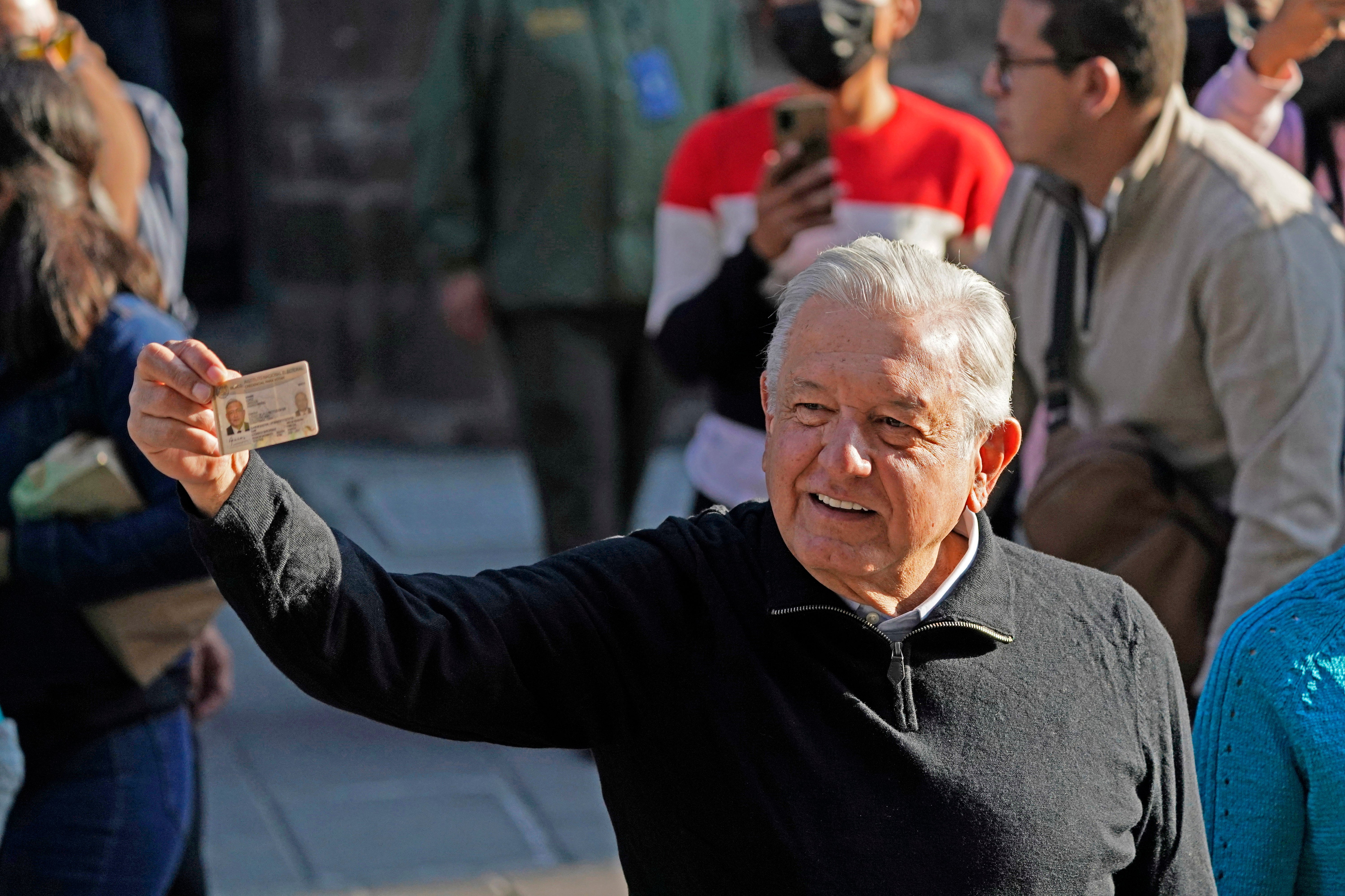 Robo de datos y retención de tarjetas bancarias; exhiben irregularidades en programa social de AMLO