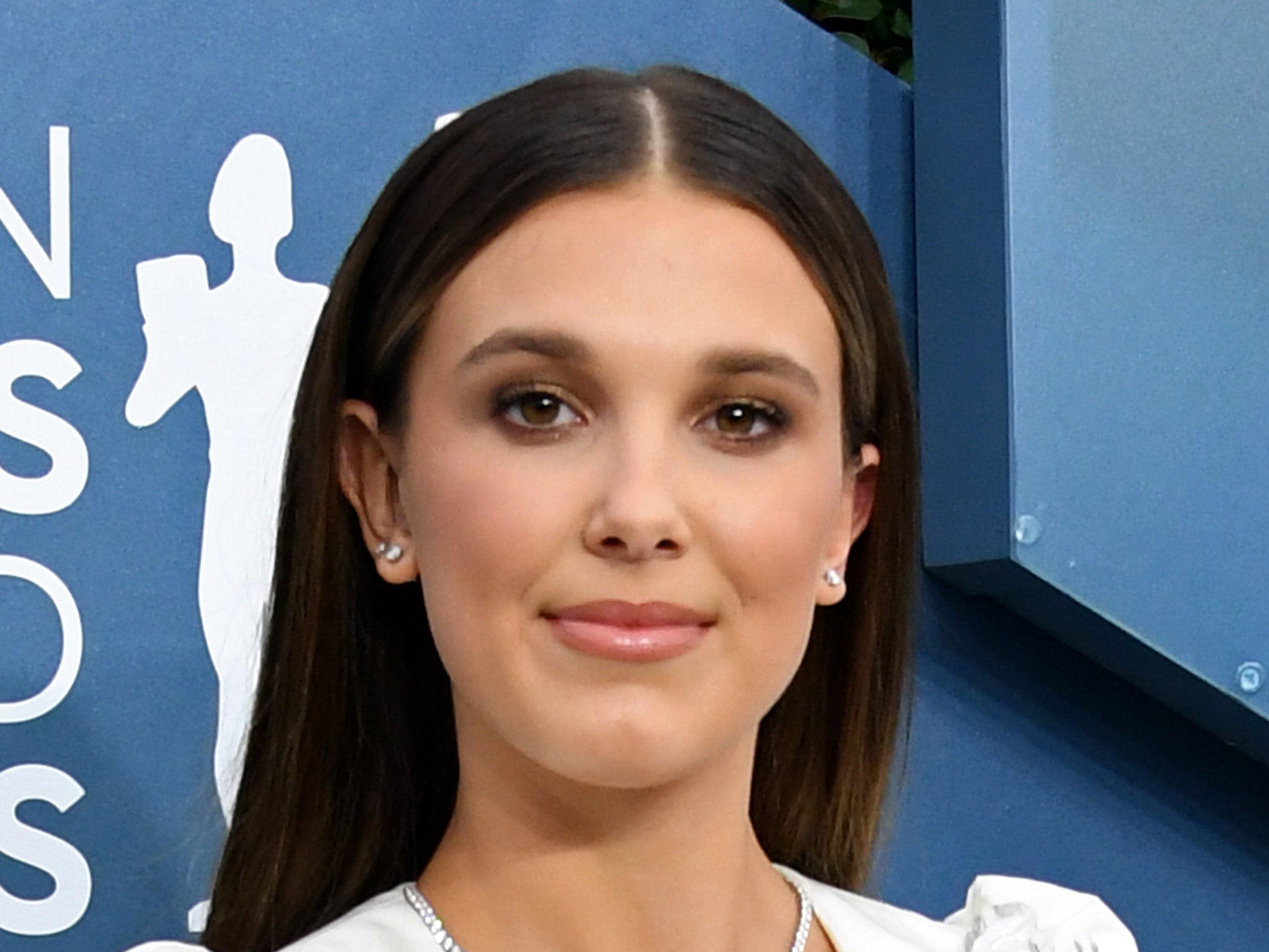 Millie Bobby Brown dice que la reacción de los medios de comunicación al cumplir 18 años fue “asquerosa”