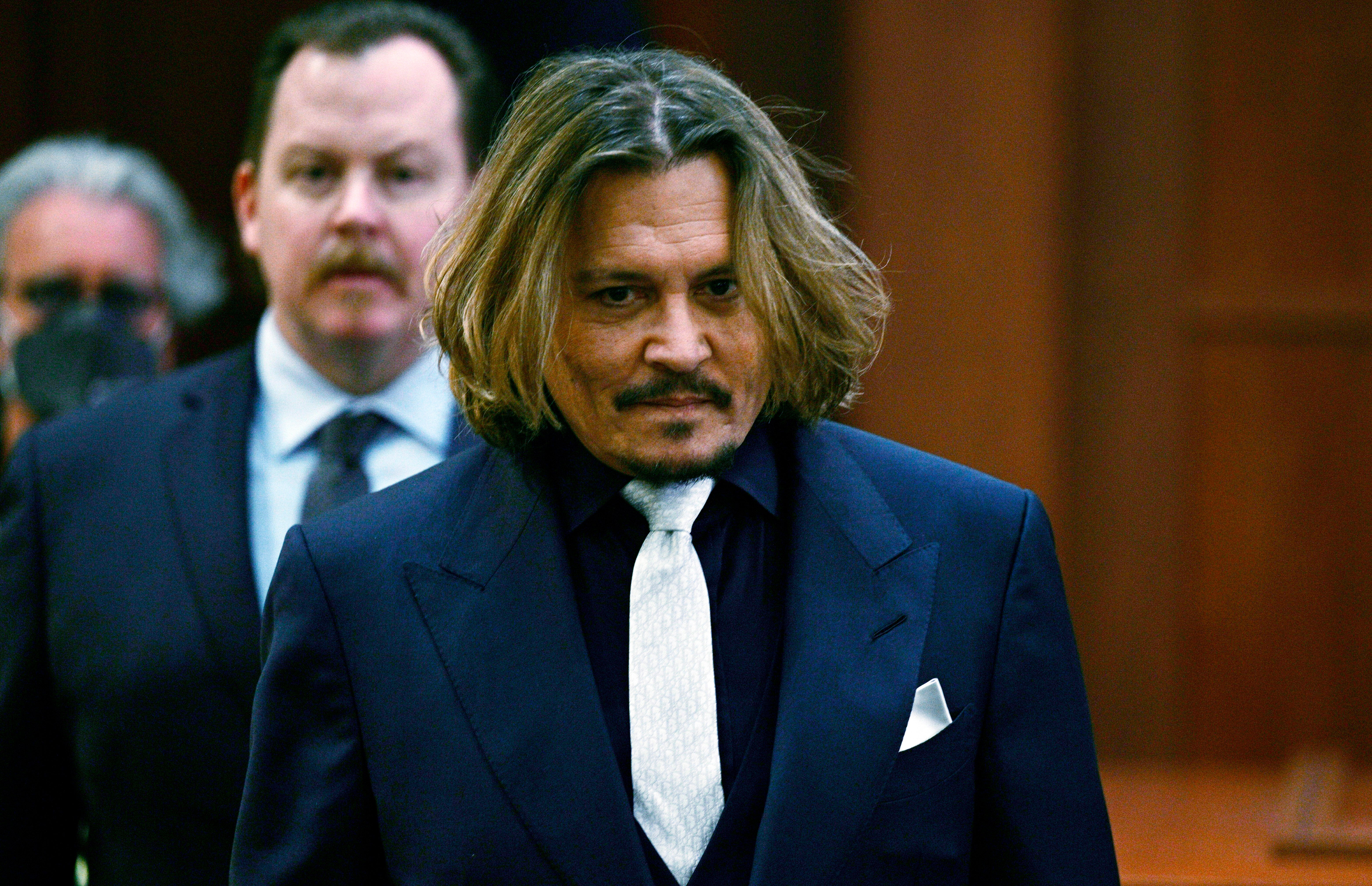 Johnny Depp entra al tribunal en la Corte del Circuito del Condado de Fairfax, en Fairfax, Virginia (Brendan Smialowski, Pool vía AP)