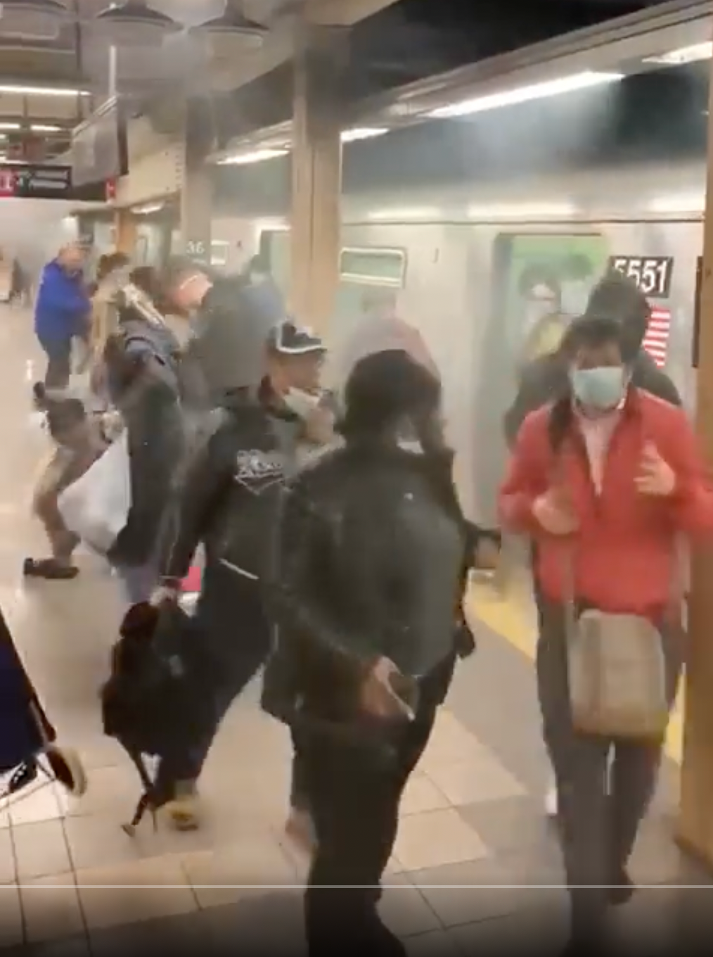 Viajeros aterrorizados huyen de un vagón lleno de humo tras el ataque en el metro de Brooklyn el martes por la mañana