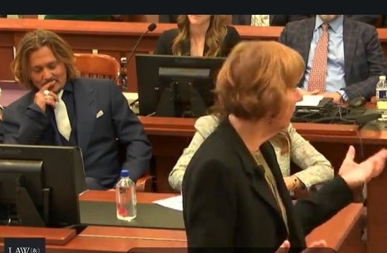 Johnny Depp se ríe mientras abogada de Amber Heard asegura que está obsesionado con Elon Musk