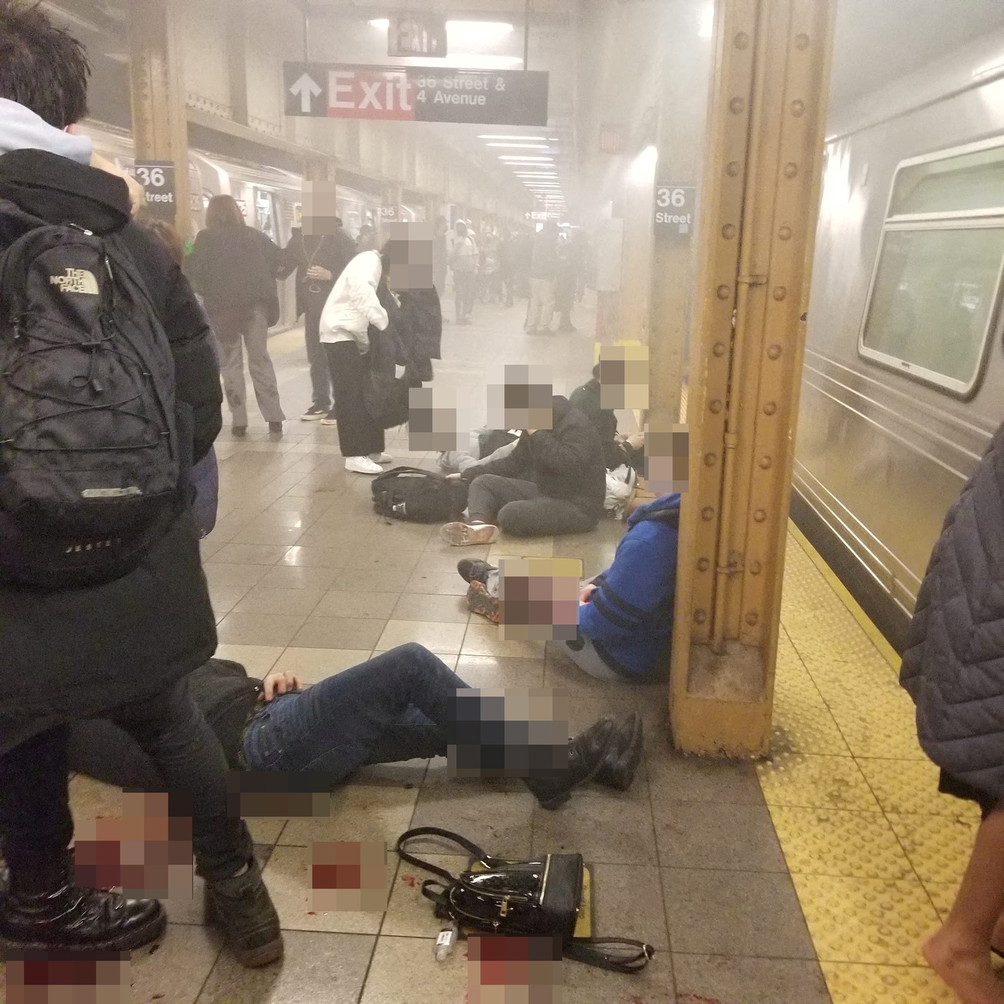 Las víctimas yacen en el andén del metro tras el ataque en la estación de la calle 36 de Brooklyn el 12 de abril