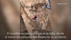 Espectacular rescate de un helicóptero tras un accidente de teleférico