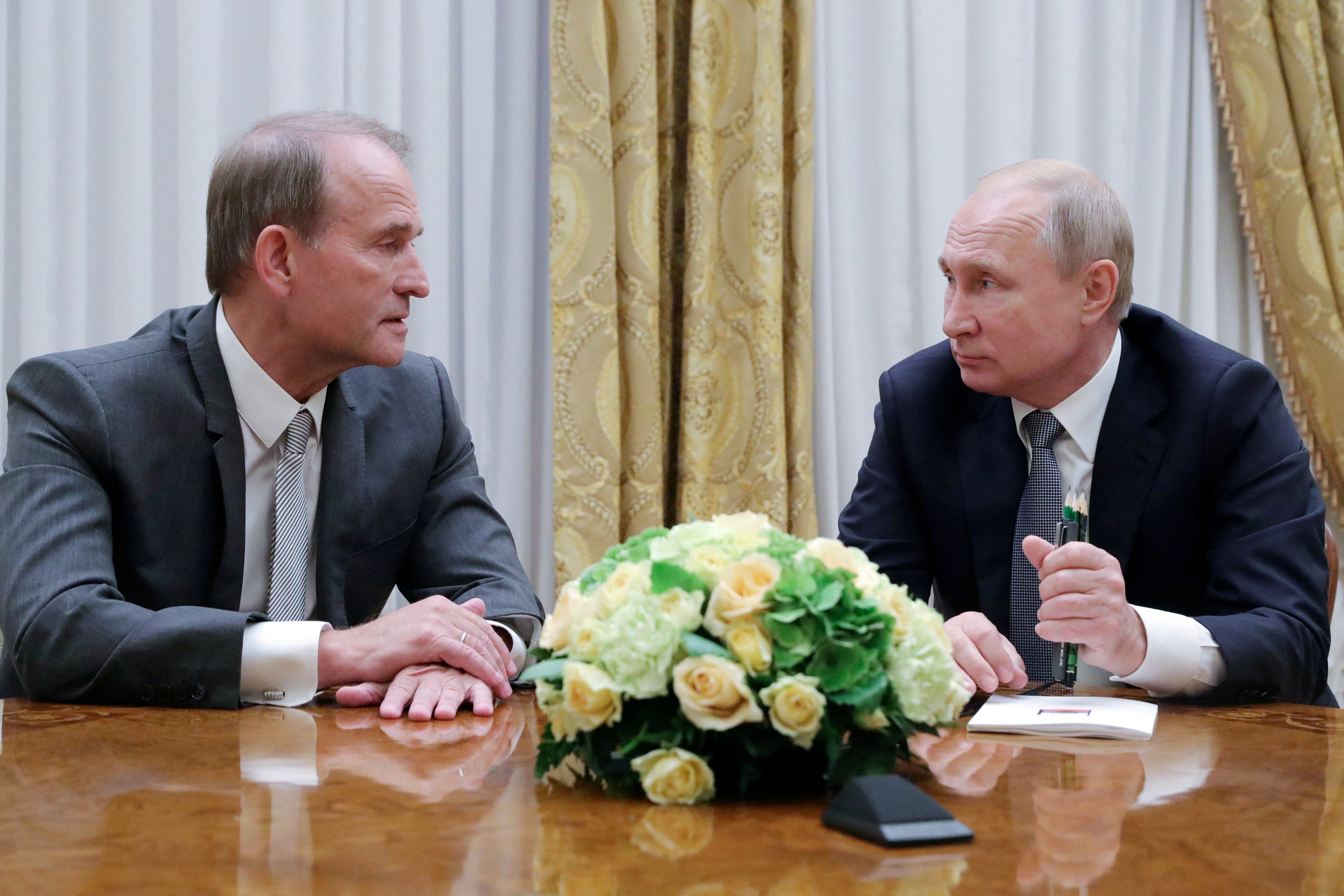 El presidente de Rusia, Vladimir Putin (derecha), asiste a una reunión con lMedvedchuk en San Petersburgo, Rusia, el 18 de julio de 2019