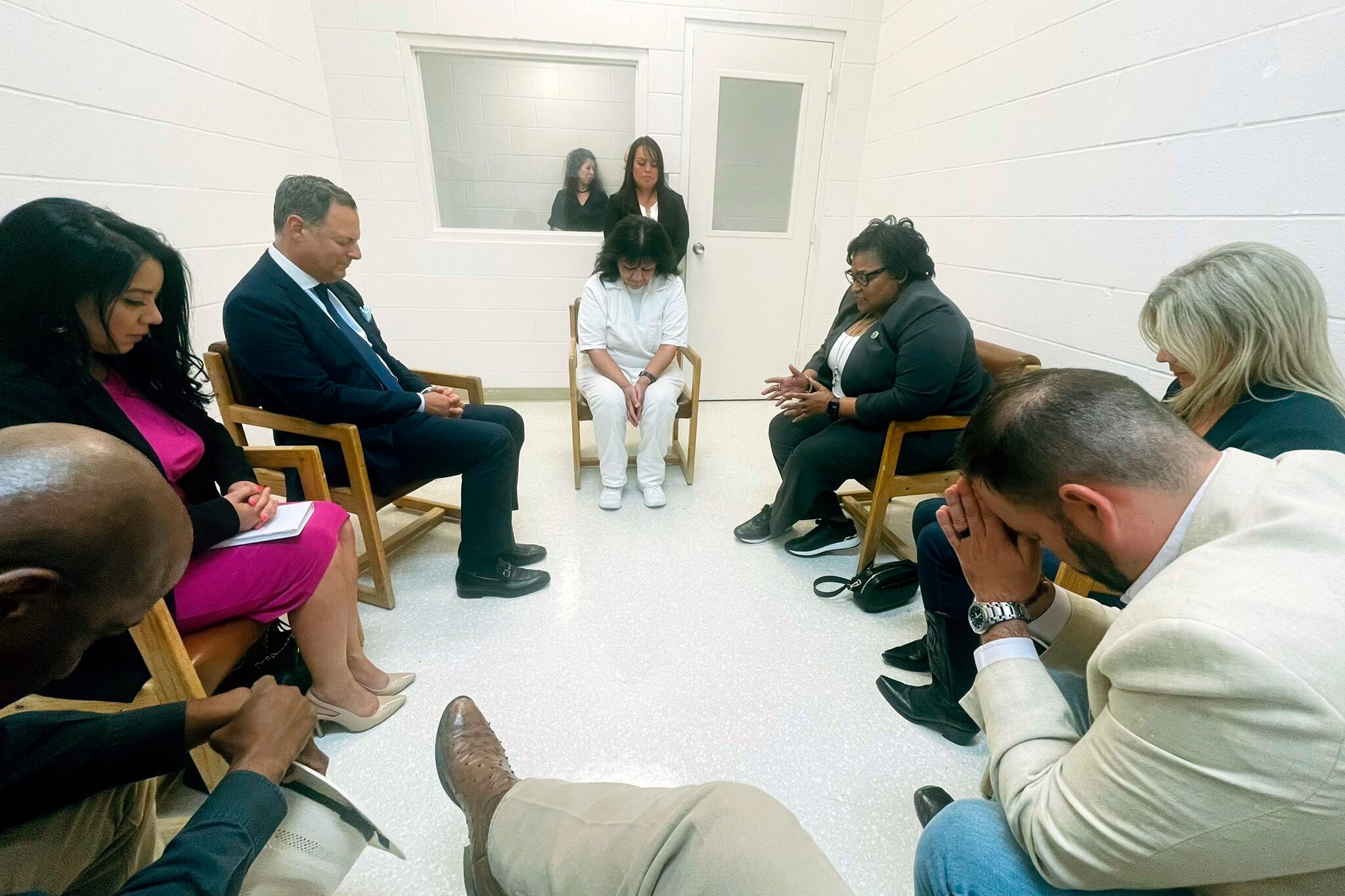 Melissa Lucio reza con un grupo bipartidista de legisladores estatales que piden la suspensión de la ejecución