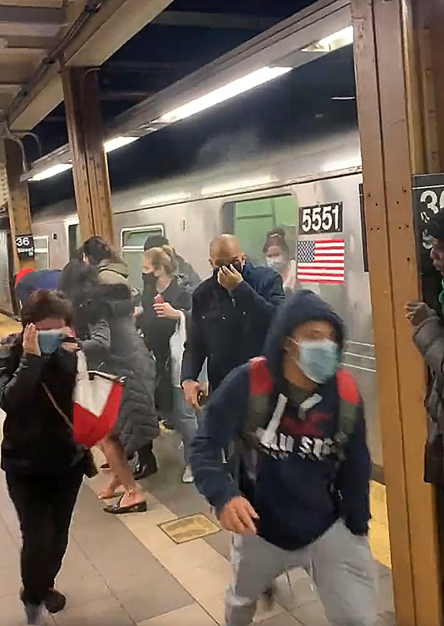 Gente aterrorizada huyendo de un vagón del metro