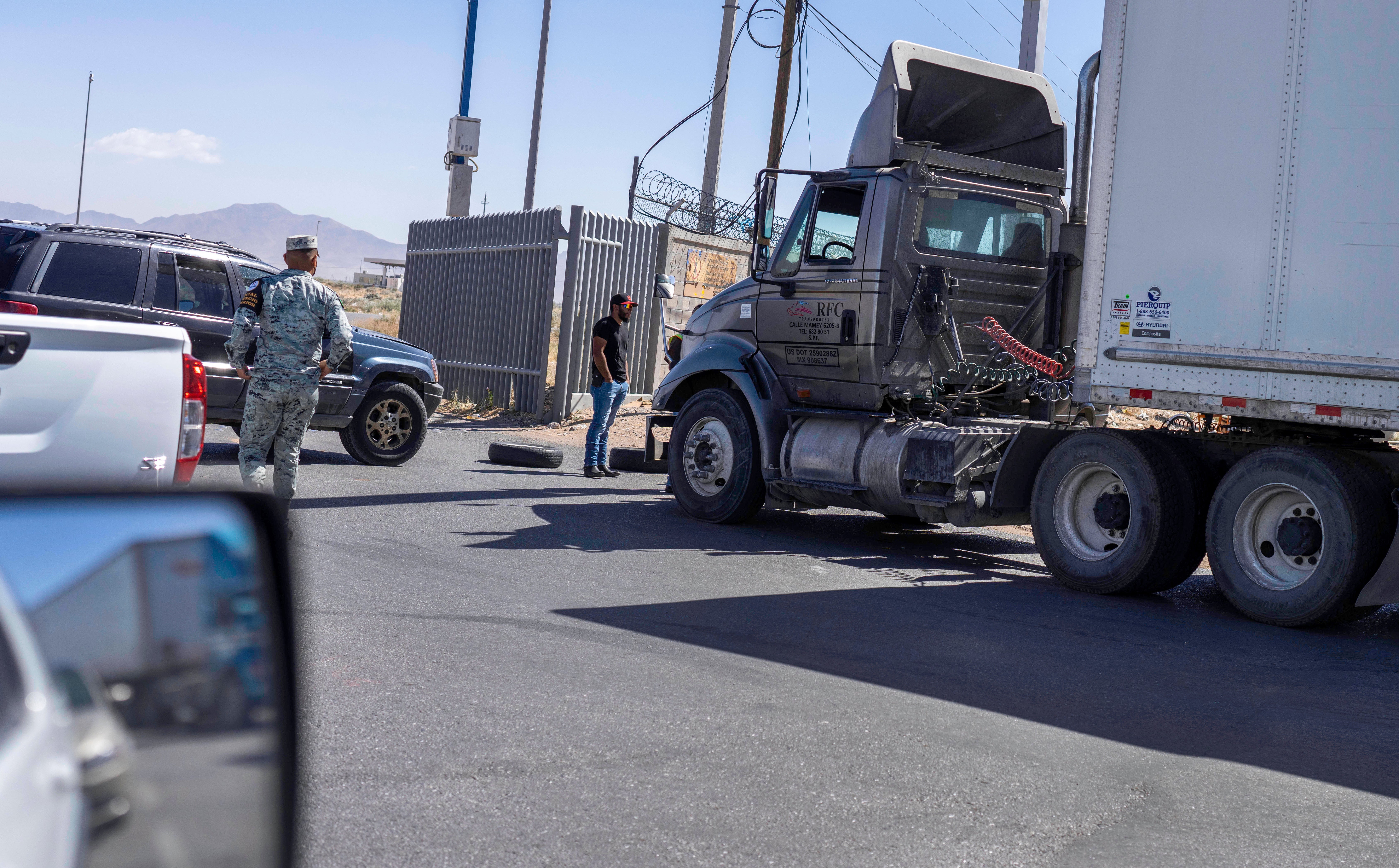 Revisiones a transporte: Greg Abbott pone en riesgo la economía de Texas por su pelea con Joe Biden