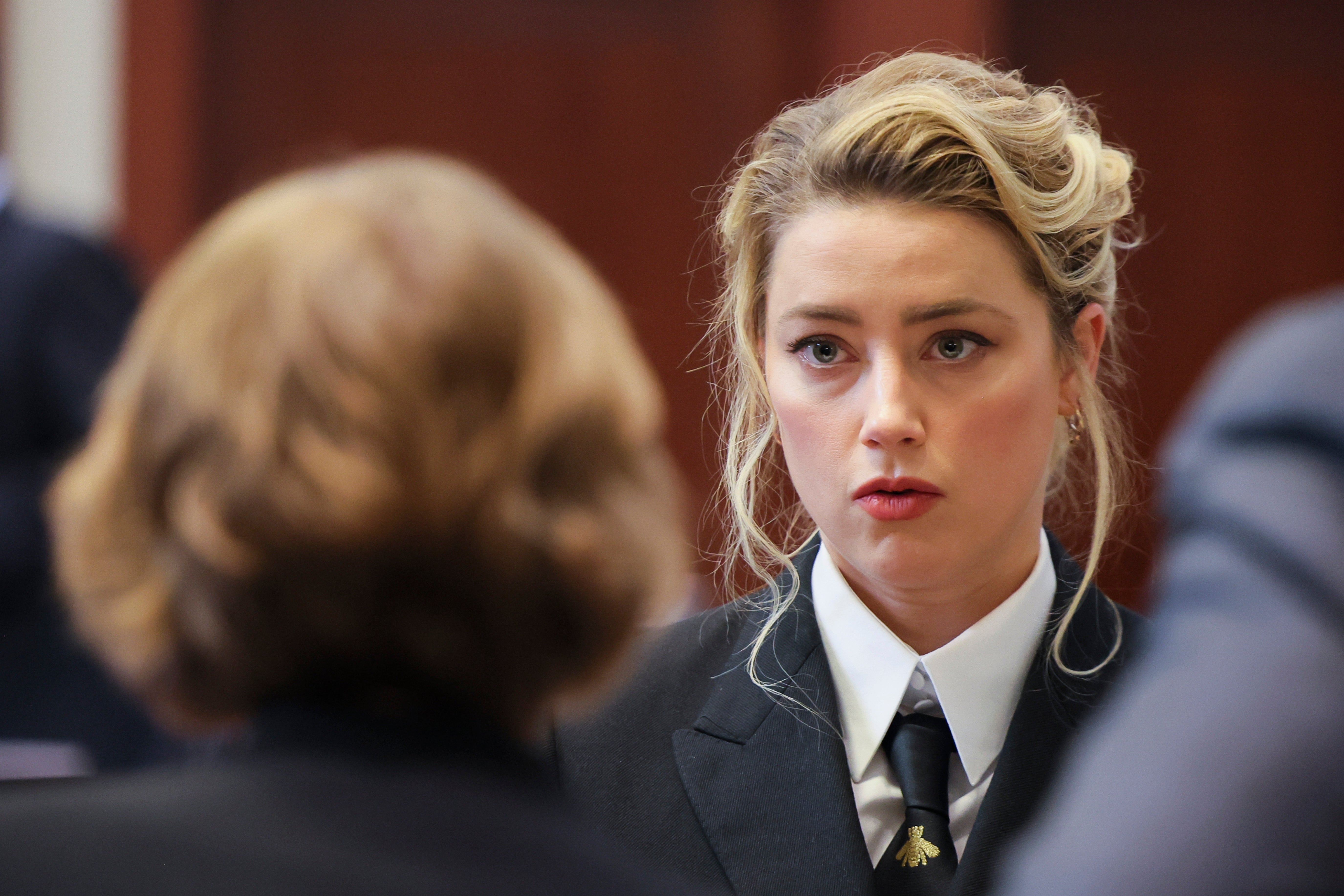 Amber Heard en la corte de circuito de Fairfax (Evelyn Hockstein/Pool Photo via AP)