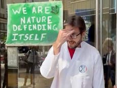 “Hemos tratado de advertirles durante muchas décadas”: Científico climático de la NASA llora durante protesta