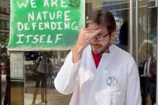 “Hemos tratado de advertirles durante muchas décadas”: Científico climático de la NASA llora durante protesta