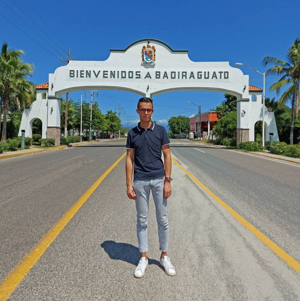 El periodista y escritor mexicano, José Luis Montenegro, visita el municipio de Badiraguato, lugar donde nació Joaquín “El Chapo” Guzmán