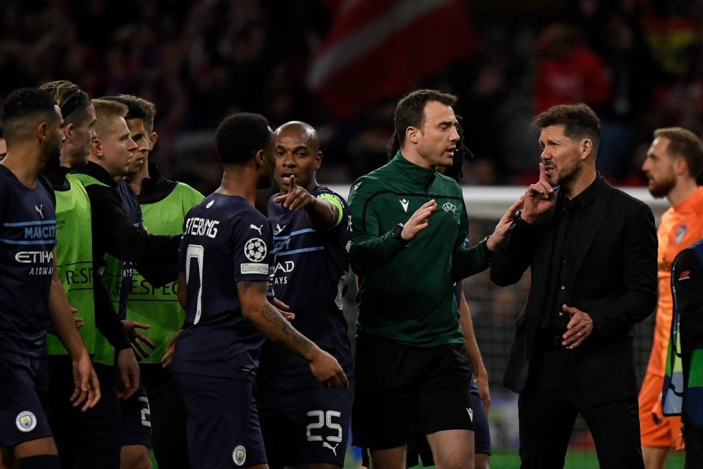 Simeone y los jugadores del City después de un acalorado encuentro