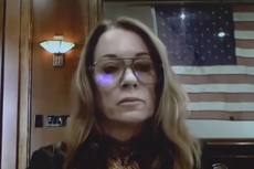 La exasistente personal de Amber Heard dice que la estrella de cine le pagaba “muy poco”