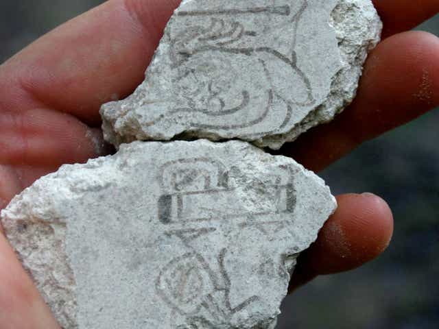 <p>Dos fragmentos de murales que datan de entre el 200 y el 300 antes de Cristo son la prueba del primer uso del calendario maya</p>