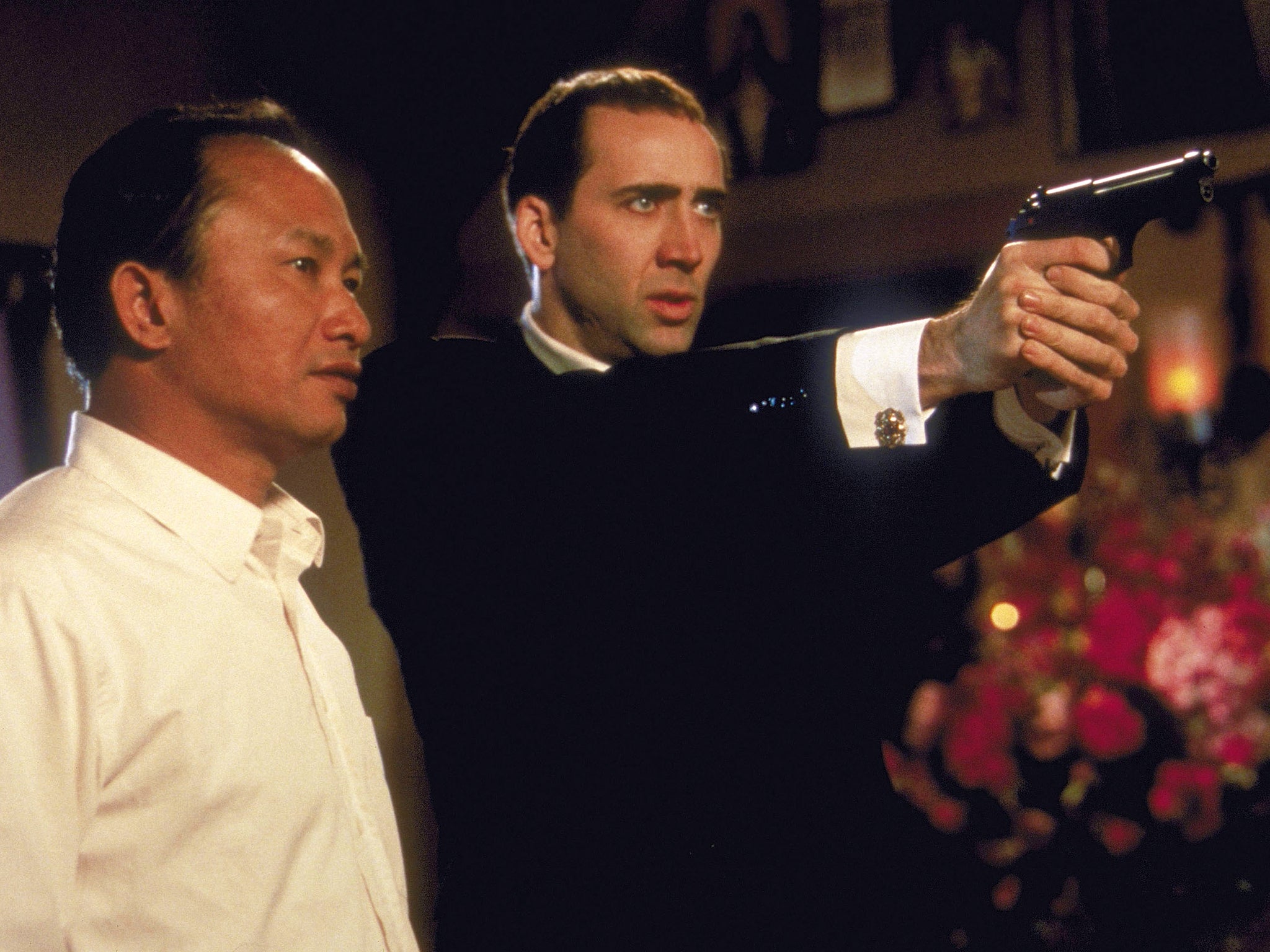John Woo dando indicaciones a Nicolas Cage en el set de Face/Off