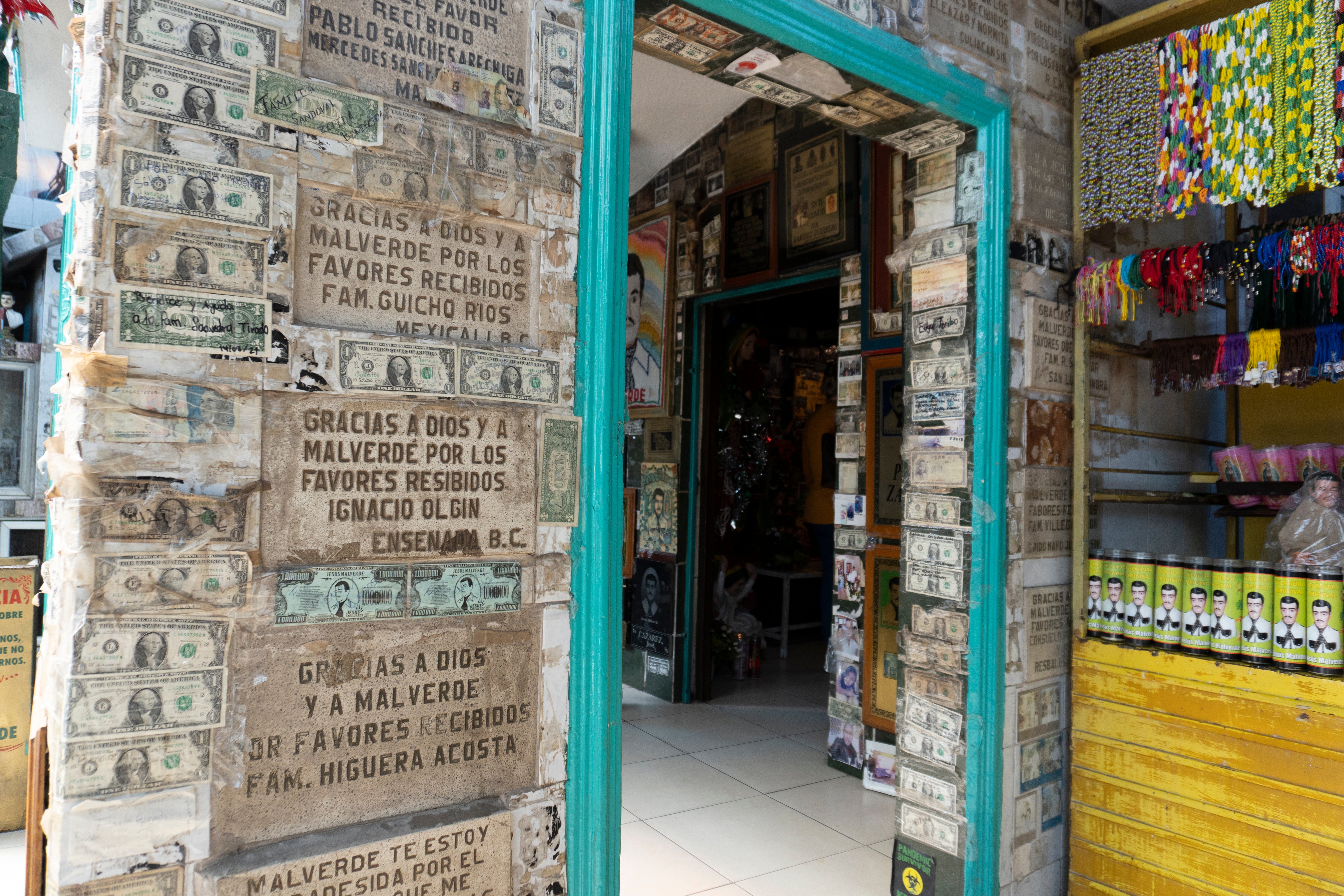 Dólares y lápidas colocadas en las paredes de la Capilla de Jesús Malverde