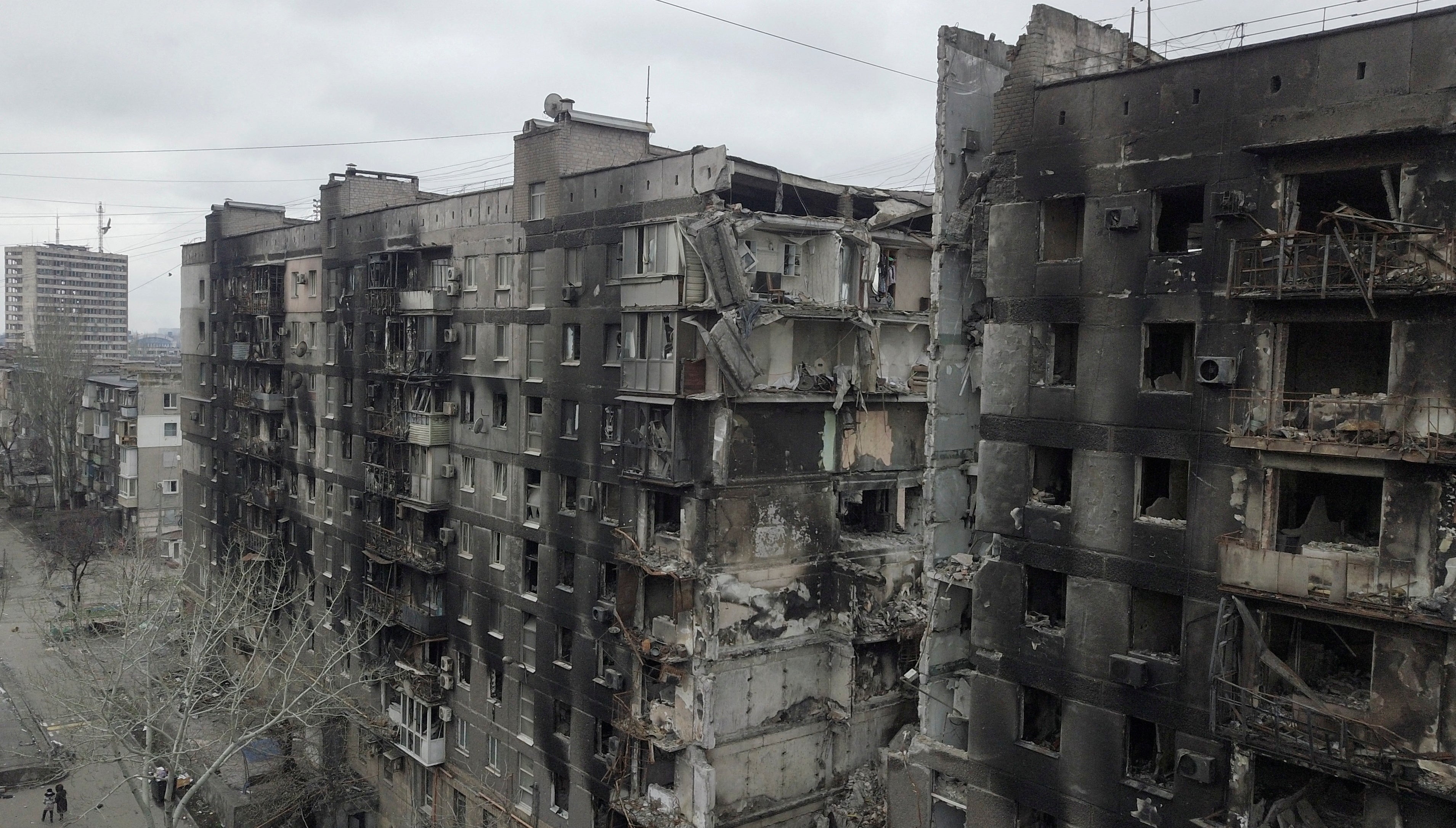 Un edificio de viviendas destruido en el transcurso del conflicto entre Ucrania y Rusia en la ciudad portuaria del sur de Mariúpol