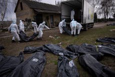 Encuentran los cuerpos de más de 900 civiles en la región de Kyiv tras la retirada de Rusia, según la policía