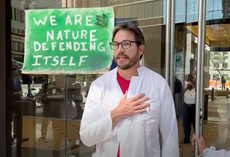 Científico del clima de la NASA habla de su emotiva protesta en un edificio de JPMorgan Chase en Los Ángeles 