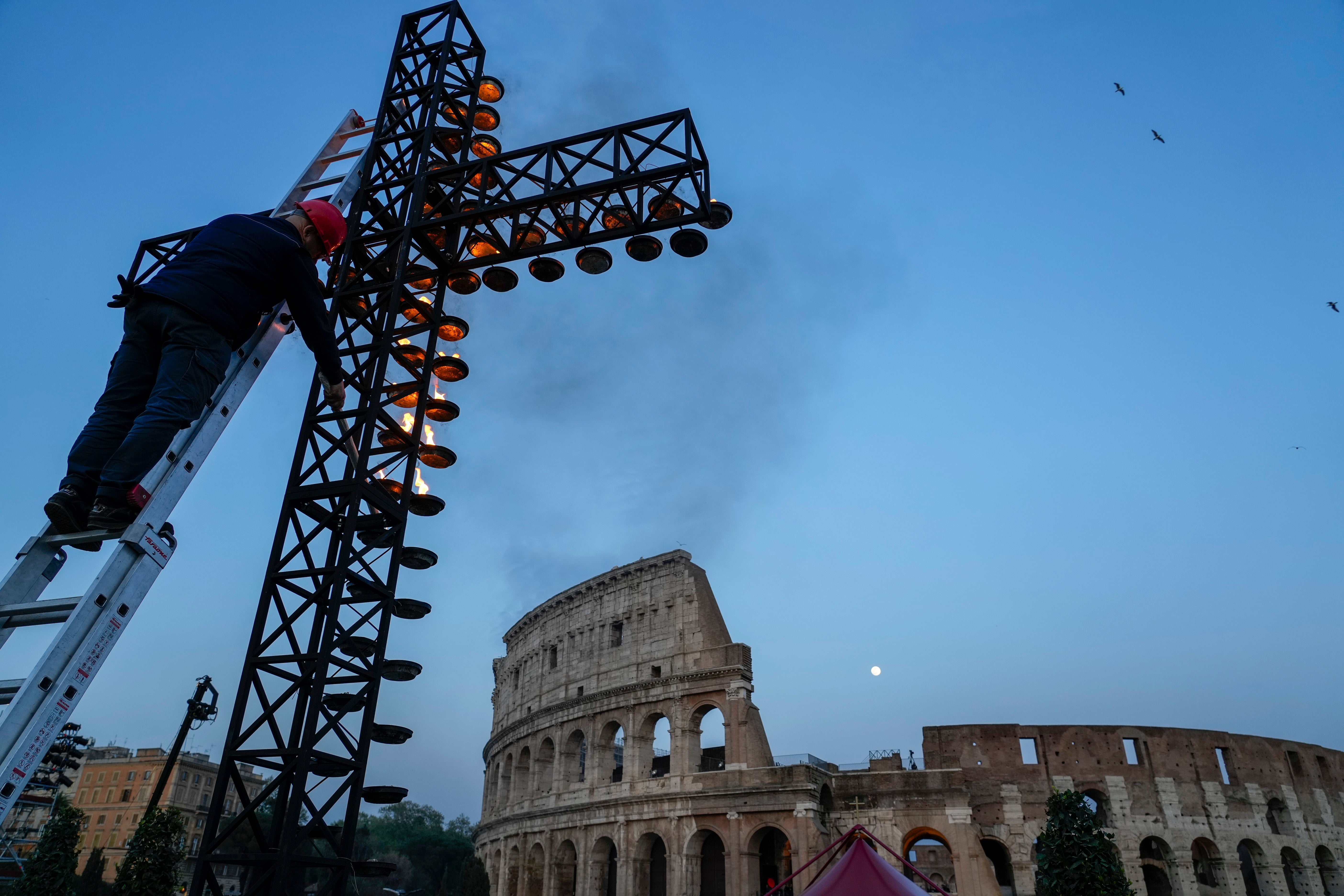 La guerra de Ucrania pesa en el rito papal del Viernes Santo por elección de mujer rusa en la procesión