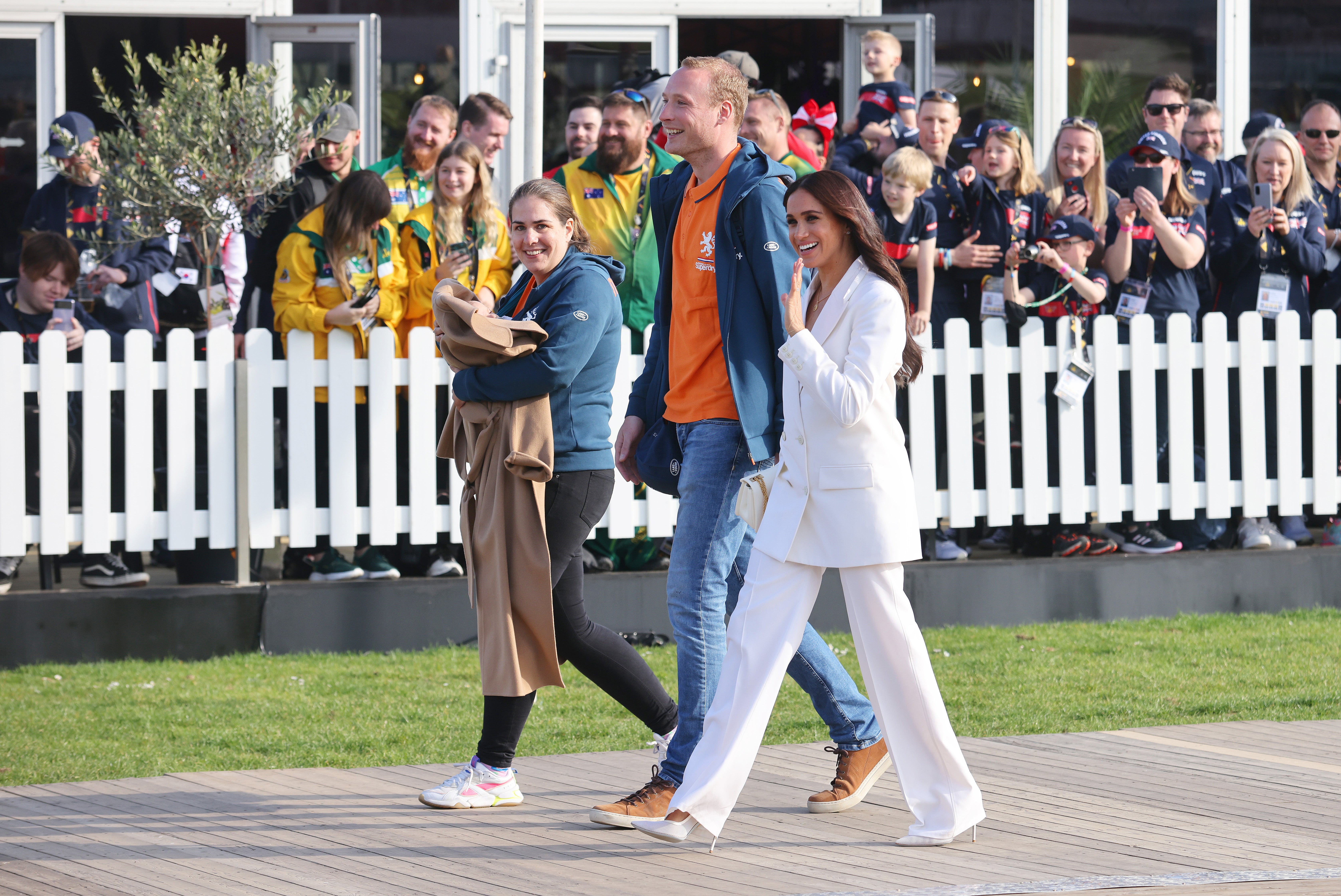 Meghan Markle le da su abrigo a una madre y su bebé en los Invictus Games