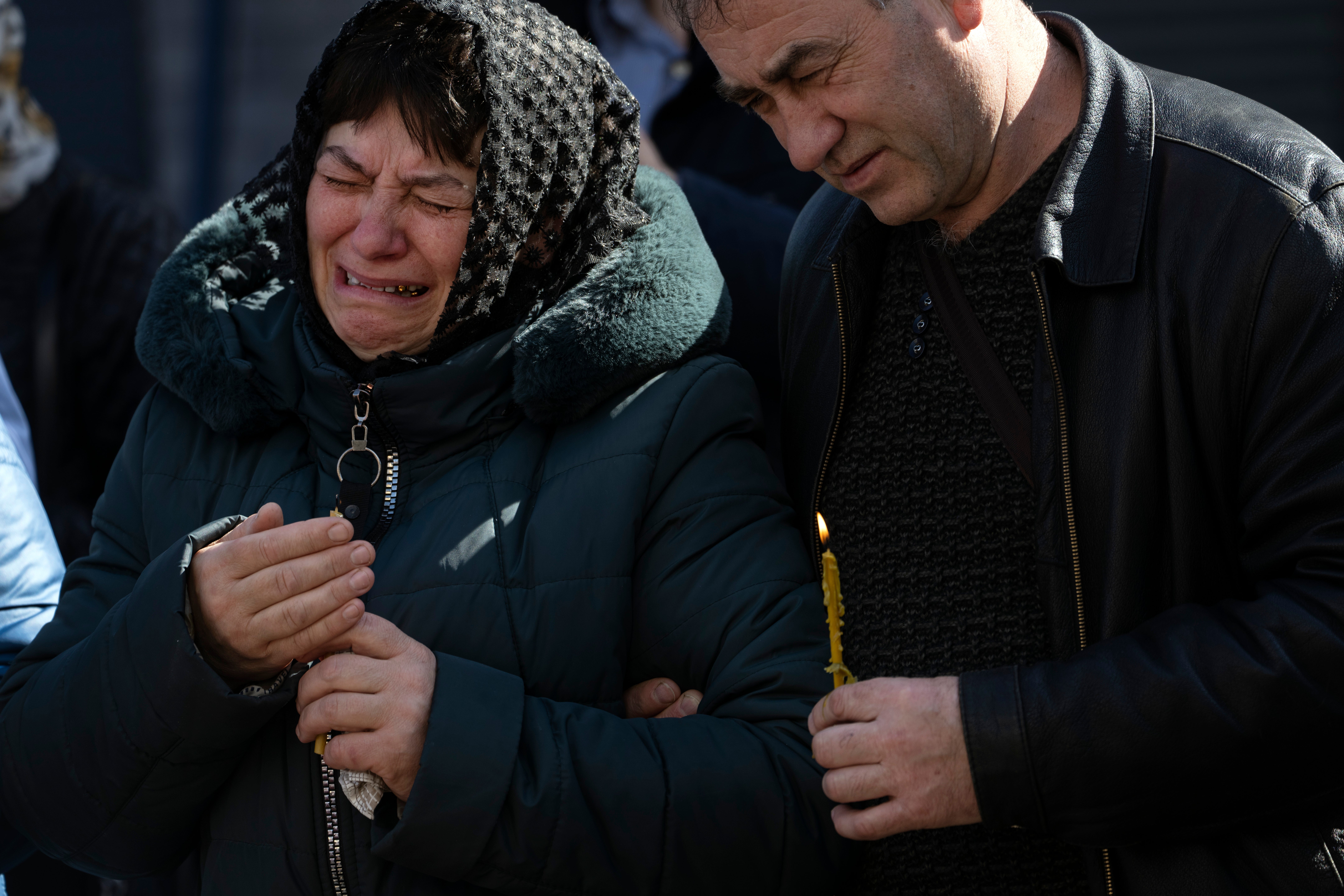Familiares lloran a los soldados caídos en Irpin, en las afueras de Kyiv