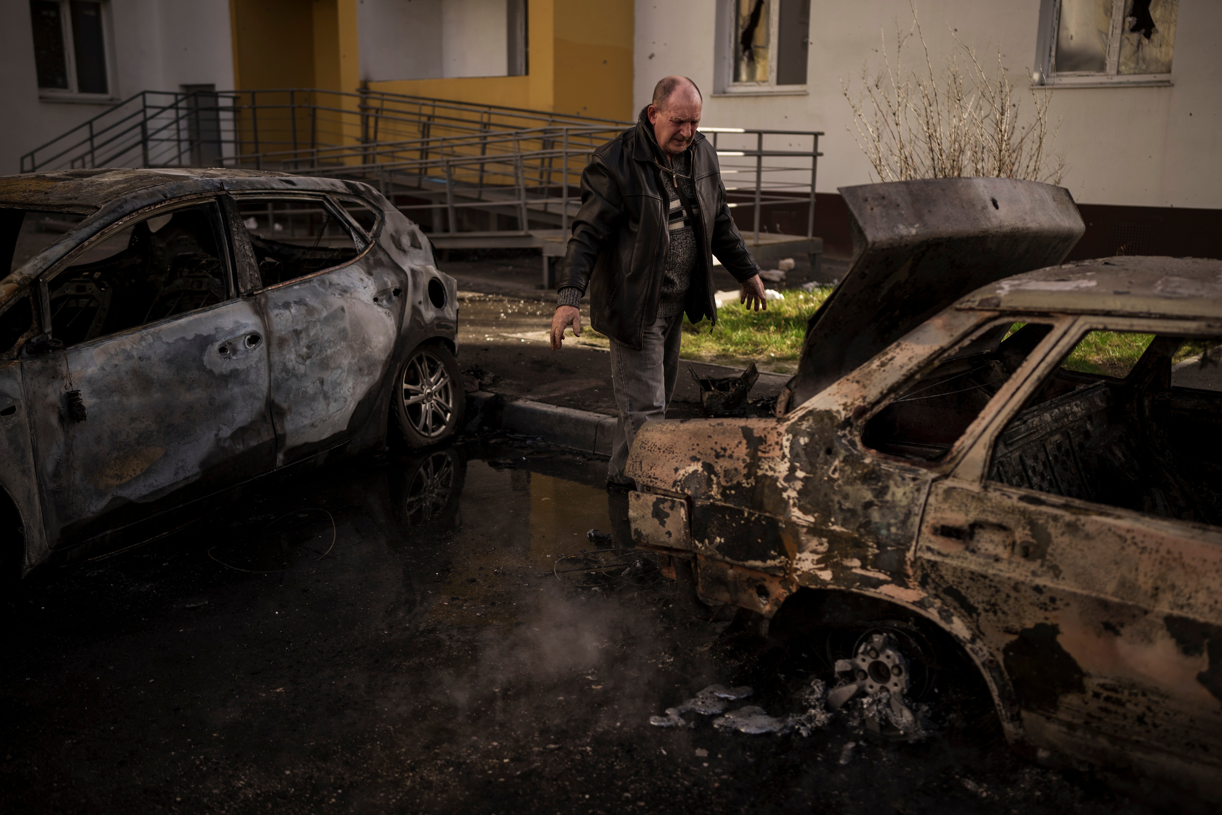 Inspección de los daños tras un ataque ruso en Kharkiv