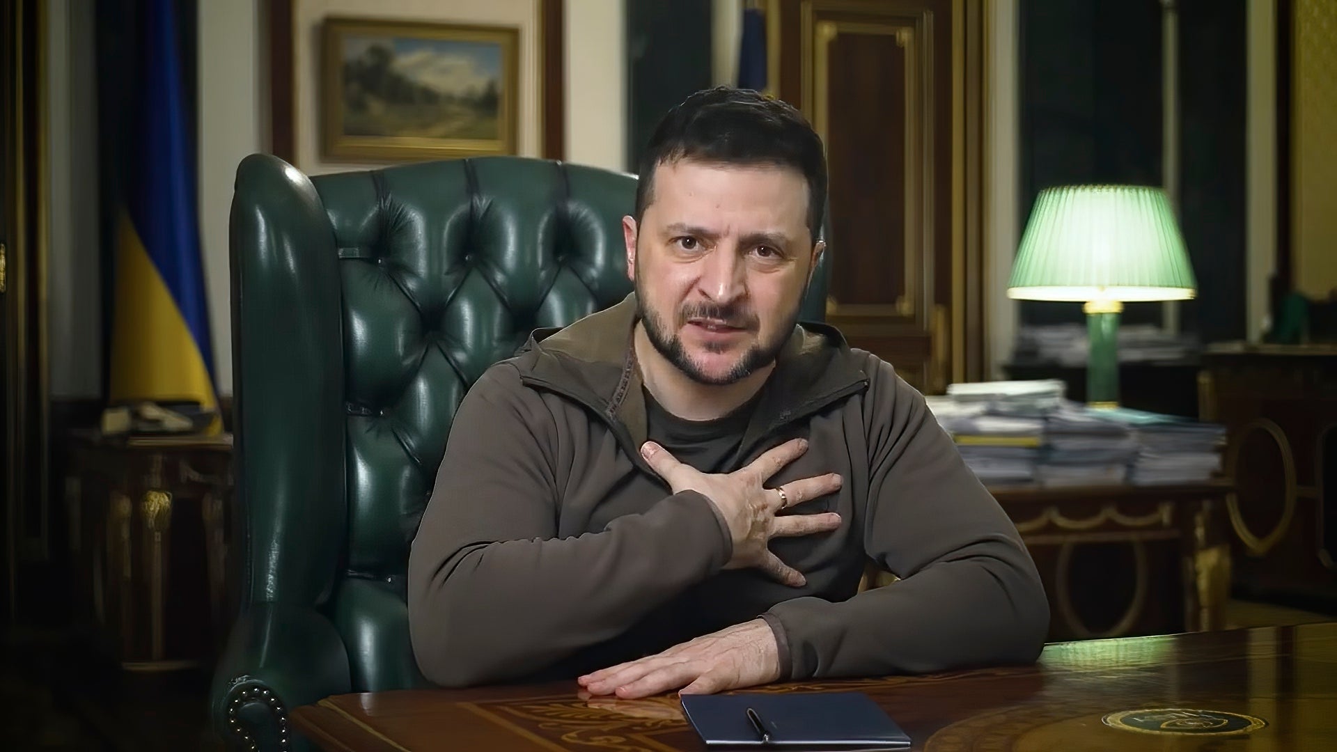 El presidente ucraniano Volodymyr Zelensky habla desde Kyiv, Ucrania, el sábado