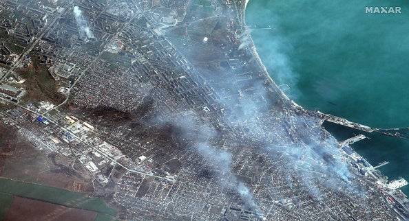 Imagen satelital de edificios en llamas al oeste de Mariúpol