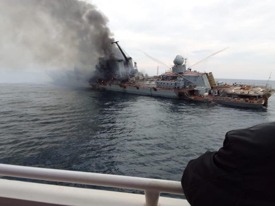 El Moska arde: Una foto verificada muestra el hundimiento de un buque de guerra ruso el mes pasado