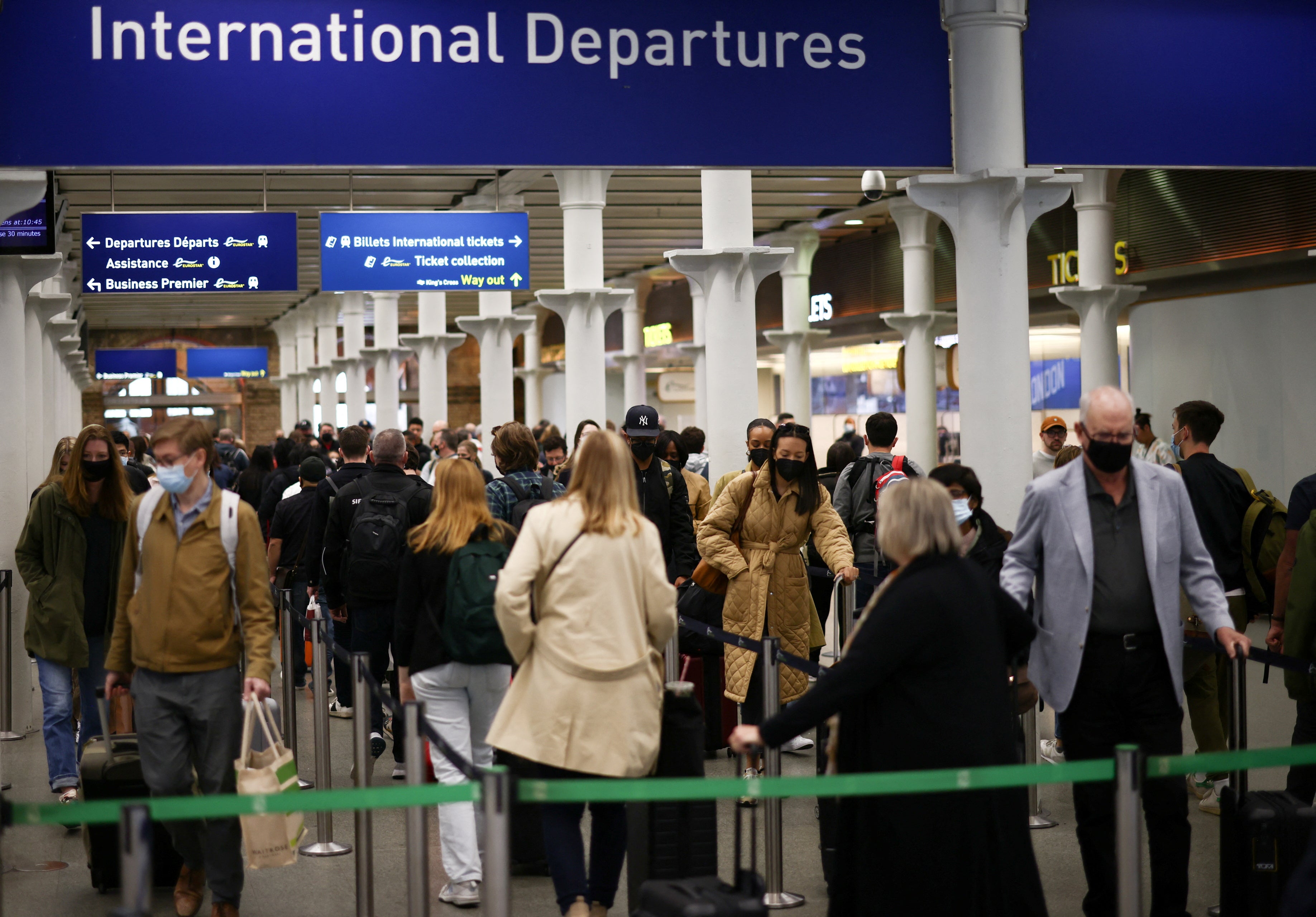 Los pasajeros hacen fila para la revisión de seguridad en el servicio ferroviario internacional Eurostar