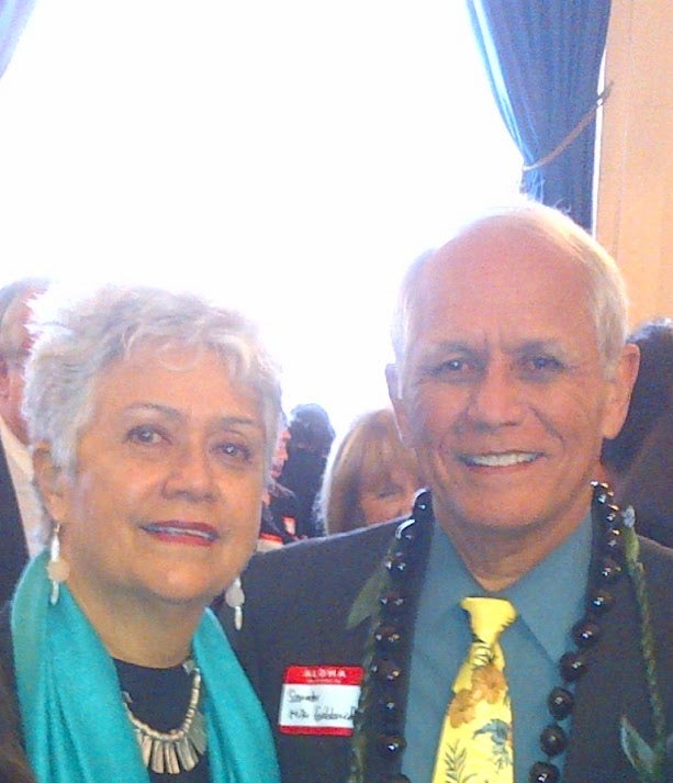 La Dra. Carolina Sinavaiana Gabbard con su hermano Mike Gabbard, un senador estatal de Hawái