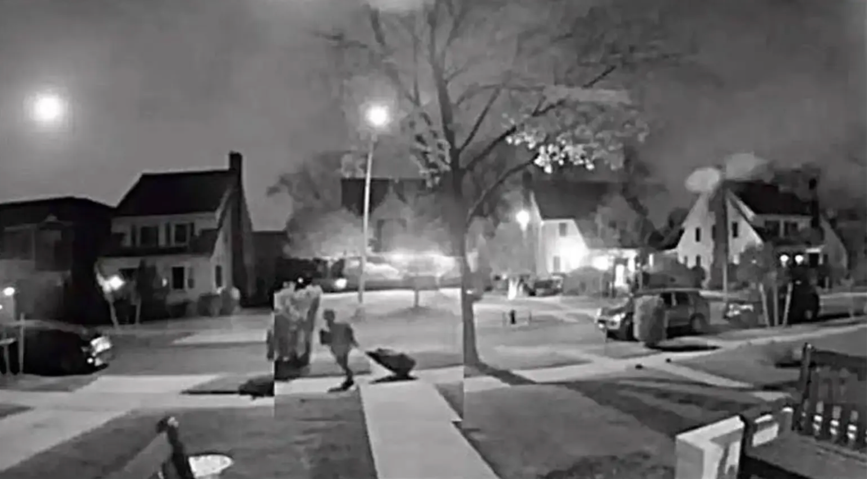 Vídeos de vigilancia muestran a una persona arrastrando una bolsa de lona con el cuerpo de Gaal dentro