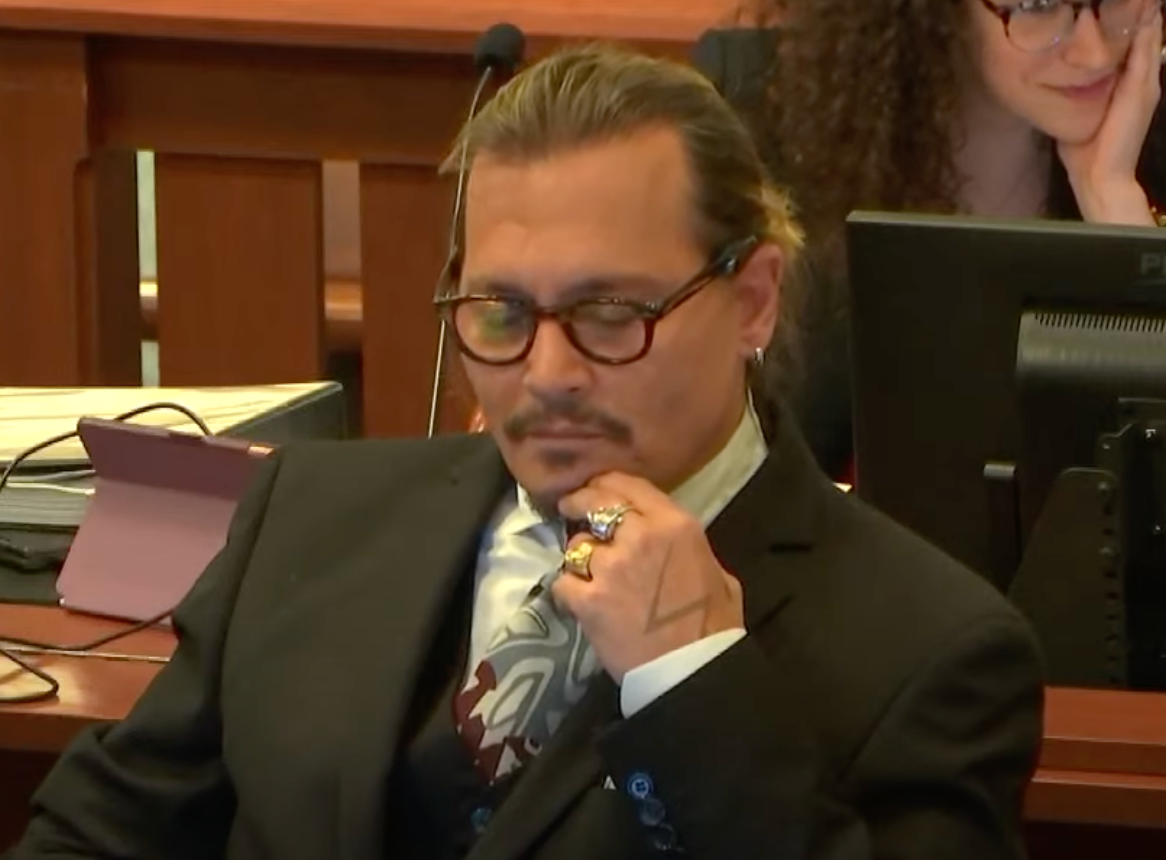 Johnny Depp se ríe en la corte mientras su enfermera, Debbie Lloyd, testifica, el 18 de abril