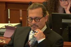 Johnny Depp se ríe mientras cuestionan a su enfermera sobre un mensaje explícito sobre su pene
