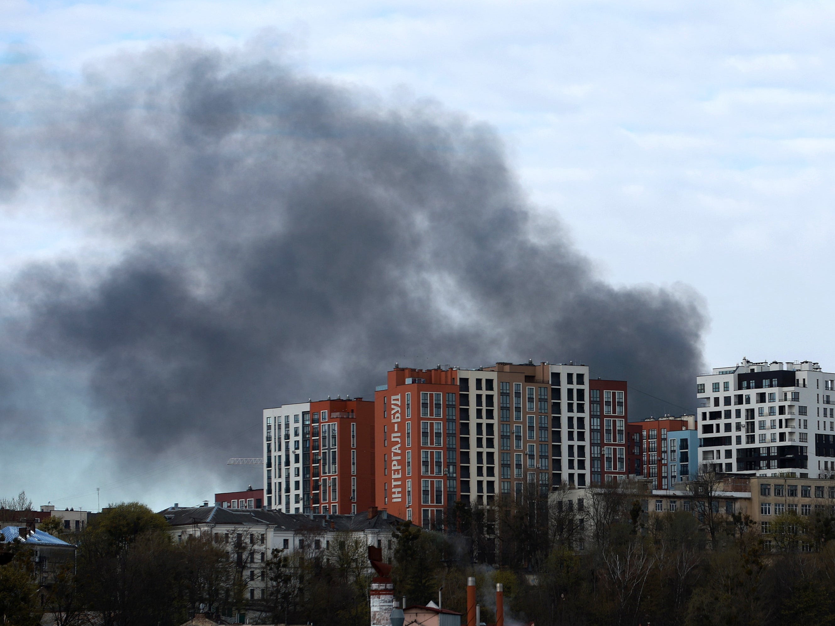 Puede verse humo en el horizonte tras el impacto de los misiles rusos en Lviv