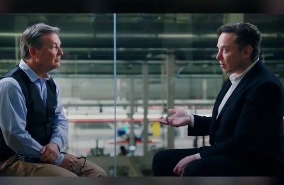El curador de TED junto con el director general de Tesla, Elon Musk