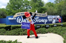 Letrero de “Pedo World” arrancado de la entrada de Disney durante protesta fallida de “bloqueo” de la derecha