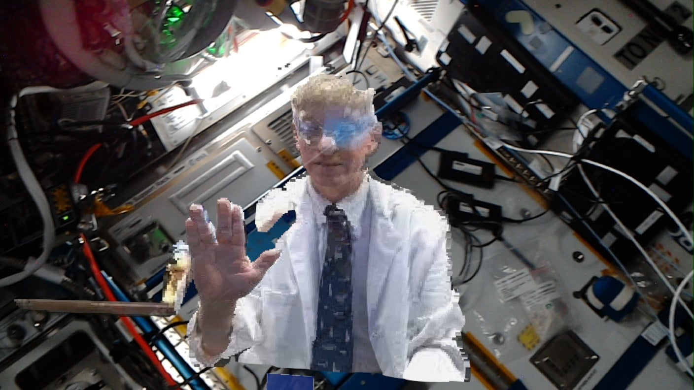 El cirujano de vuelo de la NASA, el Dr. Josef Schmid, da un saludo espacial el 8 de octubre de 2021 cuando fue holoportado a la Estación Espacial Internacional