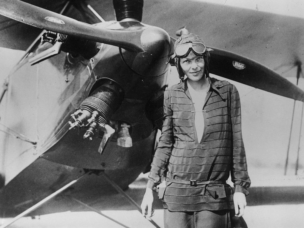 Amelia Earhart el 14 de junio de 1928 delante de su biplano llamado “Friendship” en Terranova.