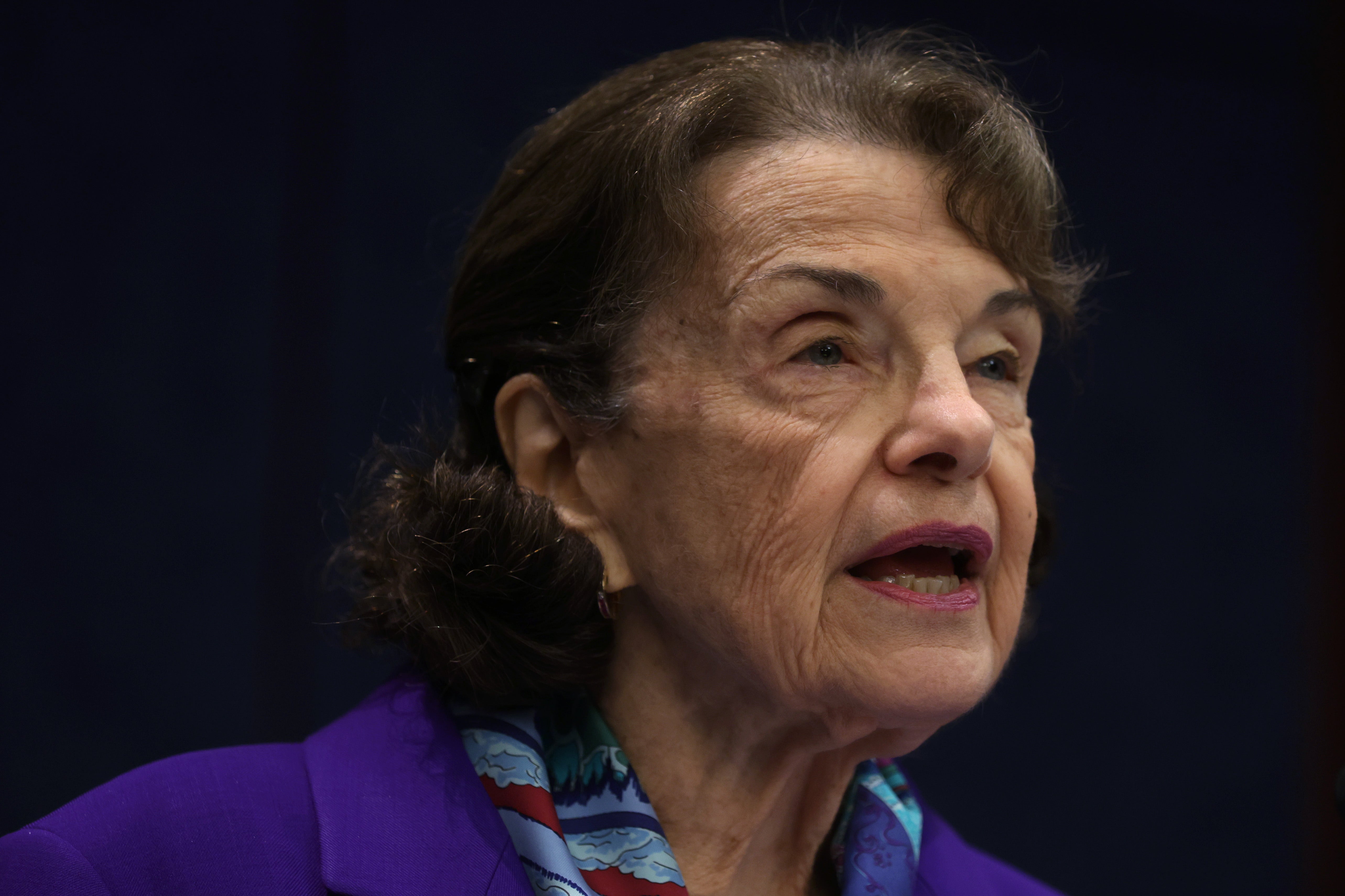 Psaki dice que Biden “confía” en que la senadora Feinstein puede seguir trabajando