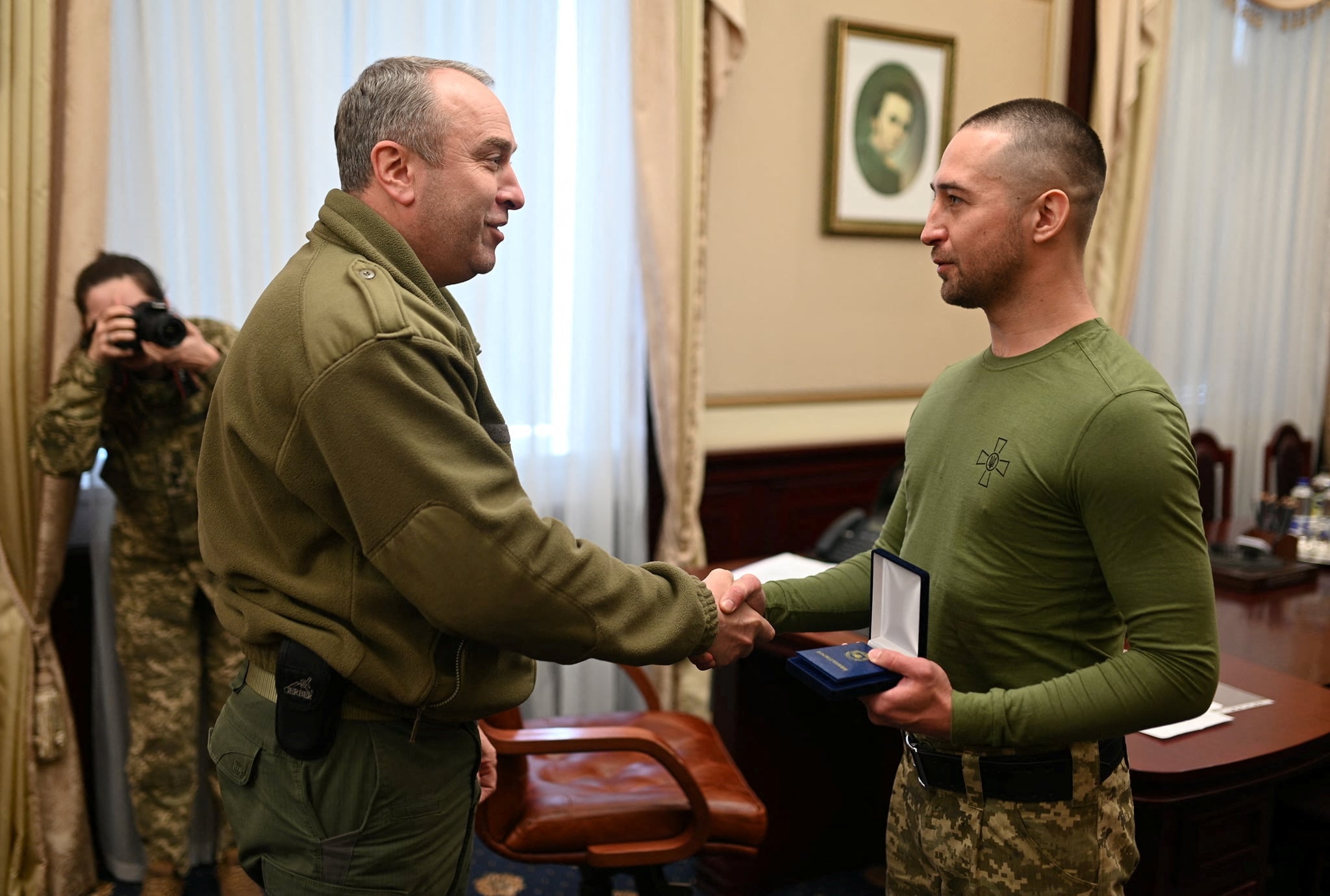 El militar ucraniano Roman Hrybov, capturado por las tropas rusas en la isla de las Serpientes, recibió una medalla por sus servicios