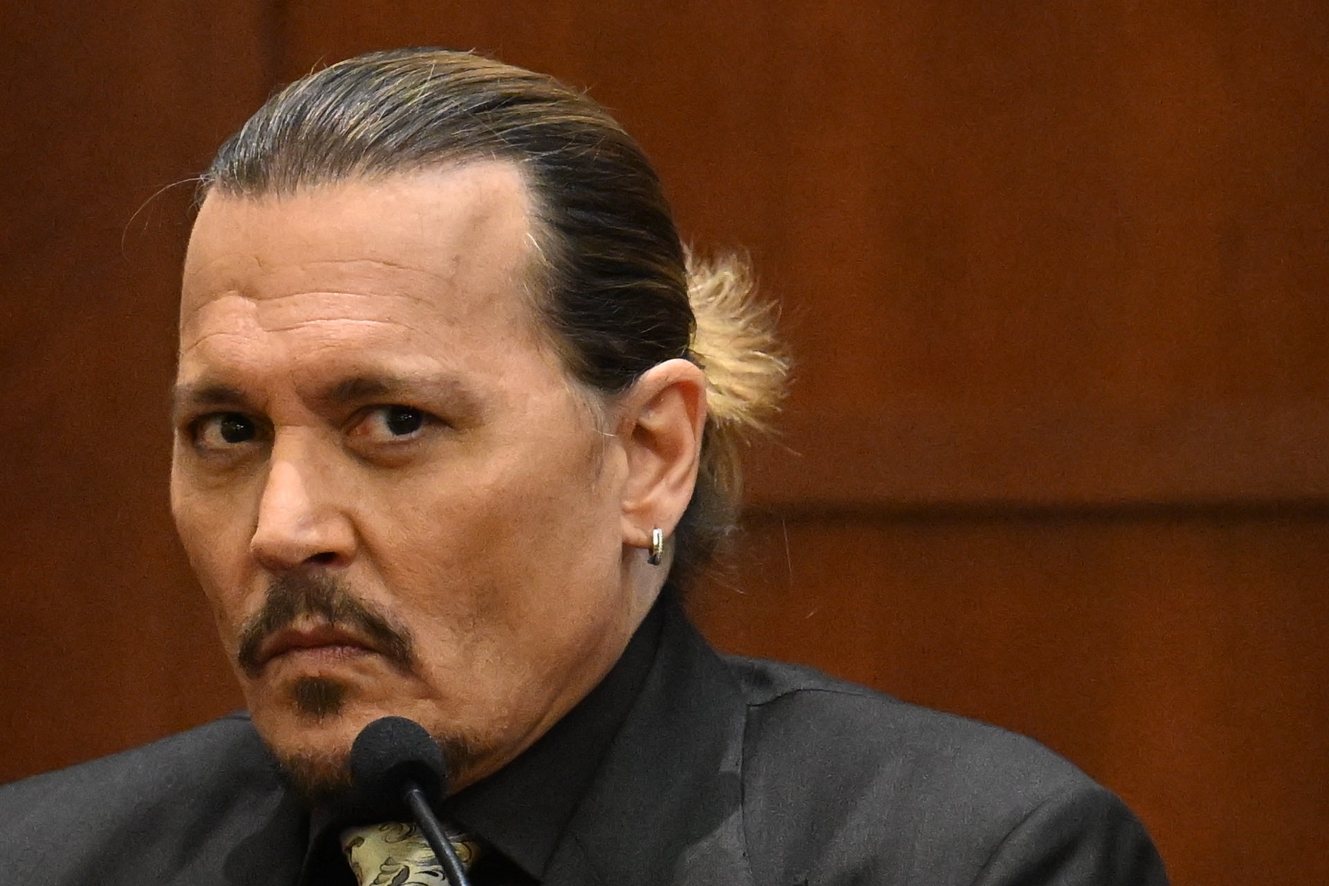 Johnny Depp subió al estrado por primera vez en su juicio por difacmación contra su exesposa, Amber Heard