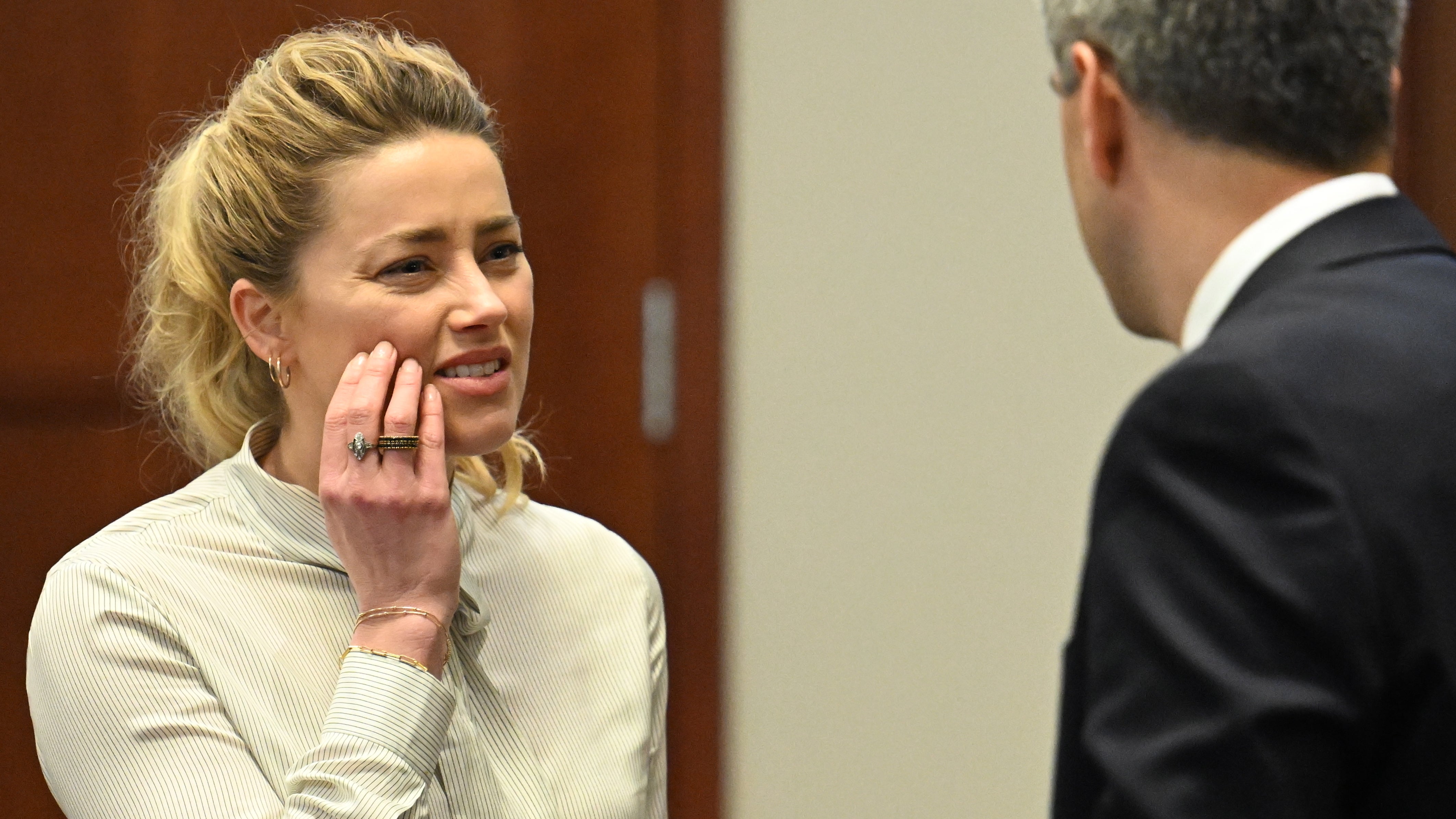 La actriz estadounidense Amber Heard durante el juicio en la Corte de Circuito del condado de Fairfax en Fairfax, Virginia, EE.UU., el 19 de abril de 2022