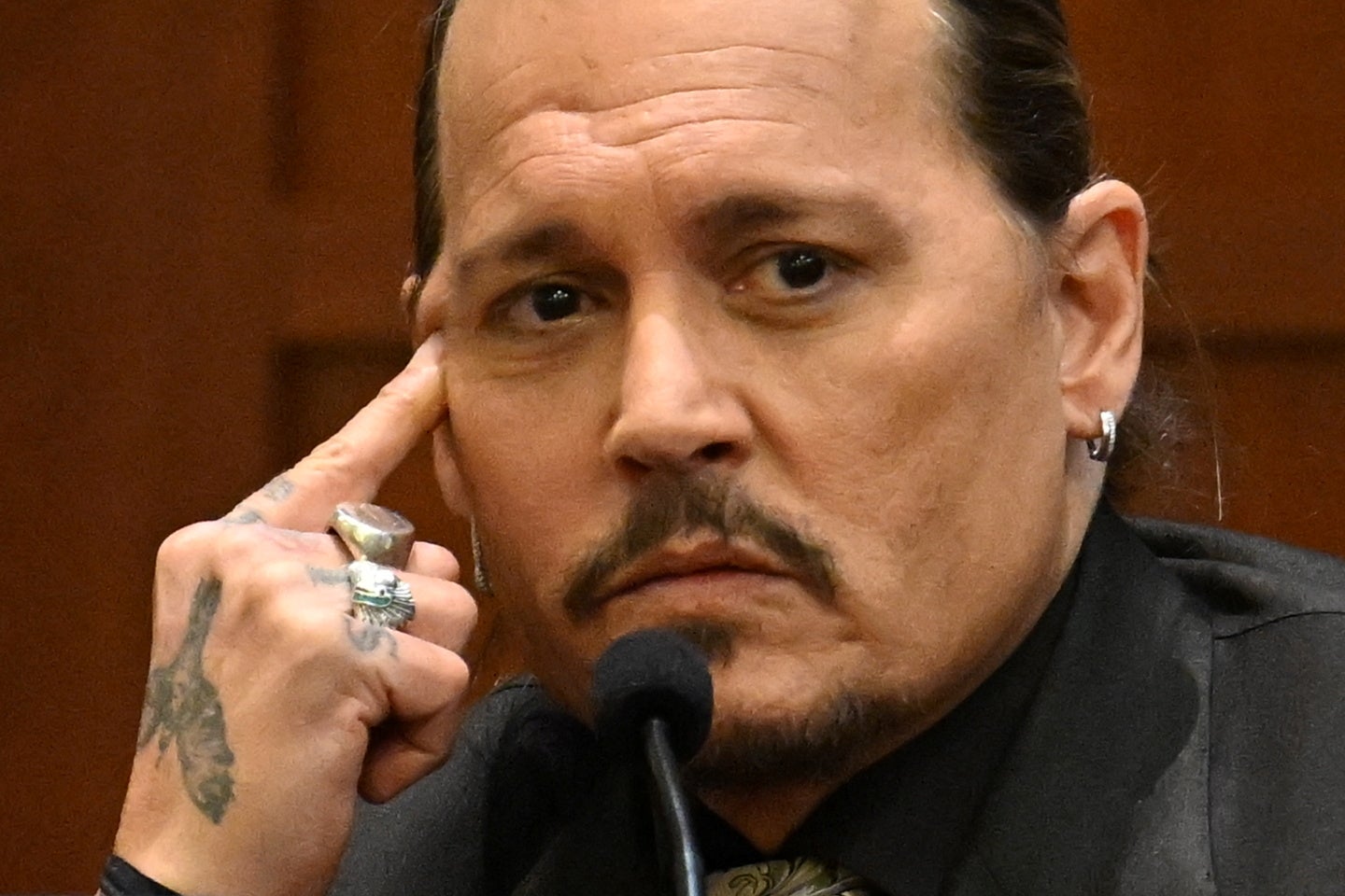 El actor Johnny Depp testifica en la Corte de Circuito del condado de Fairfax mientras su caso de difamación en contra de su exesposa Amber Heard continúa en Fairfax, Virginia, EE.UU., el 19 de abril de 2022
