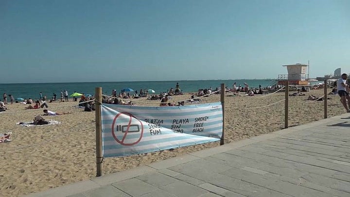 Las playas de Barcelona ya son libres de humo, multarán a quien fume 